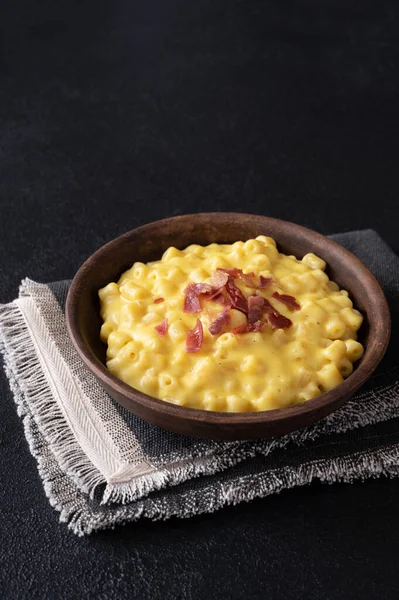 Batata Caseira Com Frango Legumes Uma Tigela Preta Fundo Escuro — Fotografia de Stock