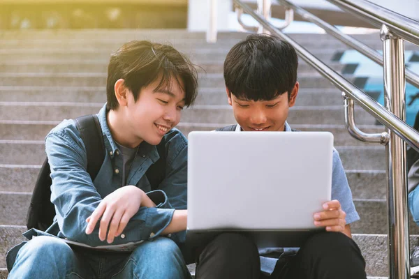 Estudantes Adolescentes Felizes Olhando Para Laptop Sentado Nas Escadas — Fotografia de Stock