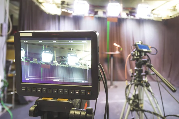 Televizyon Yayın Stüdyosundaki Bir Tripodun Üzerindeki Kamera Spot Işıkları Ekipman — Stok fotoğraf
