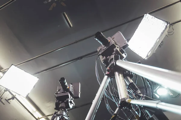 Filmcamera Een Statief Een Televisieomroepstudio Spots Apparatuur — Stockfoto