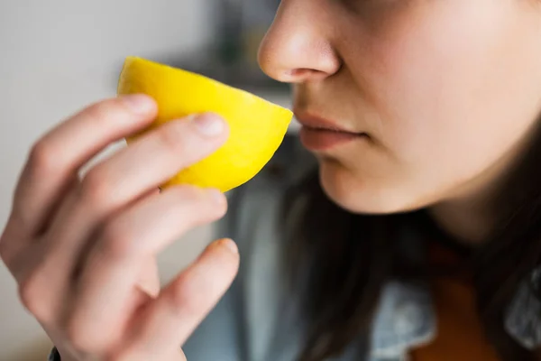 Frau Nase Schnüffelt Zitronengeruch Coronavirus Symptome — Stockfoto