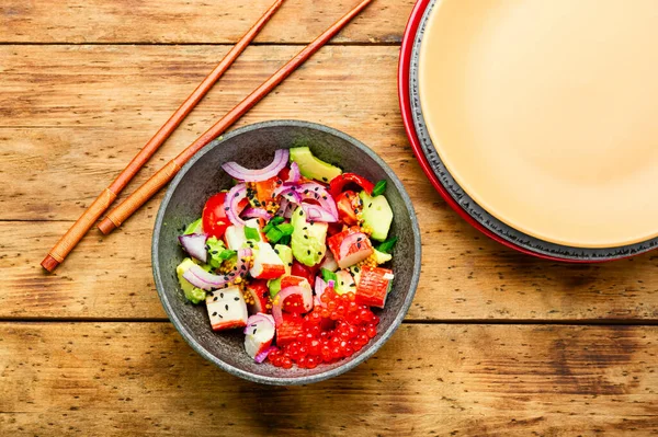 Asiatischer Salat Aus Krabbenstangen Rotem Kaviar Und Avocado — Stockfoto