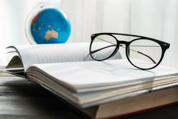 Lectura Vasos Poner Libros Abiertos Sobre Mesa Madera Lado Ventana — Foto de Stock