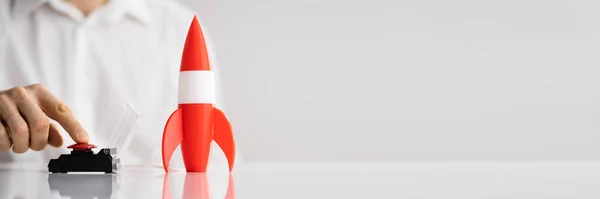 赤い発射ボタン ビジネスマンロケットキャリアスタート — ストック写真