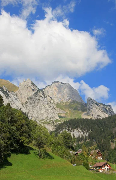 Krásná Krajina Horami Modrá Obloha — Stock fotografie