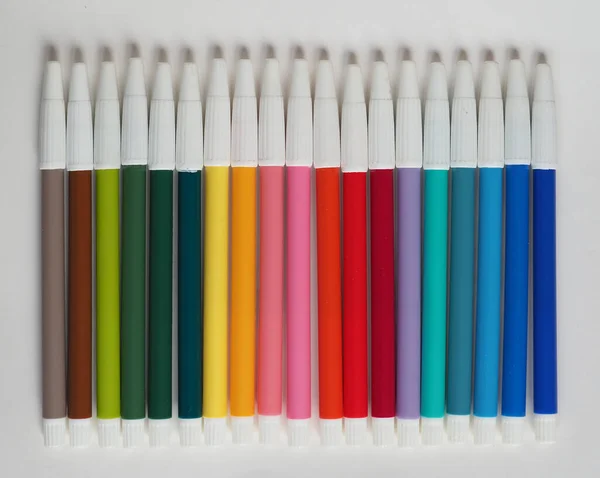 색깔의 연필들이 줄지어 있으며 — 스톡 사진
