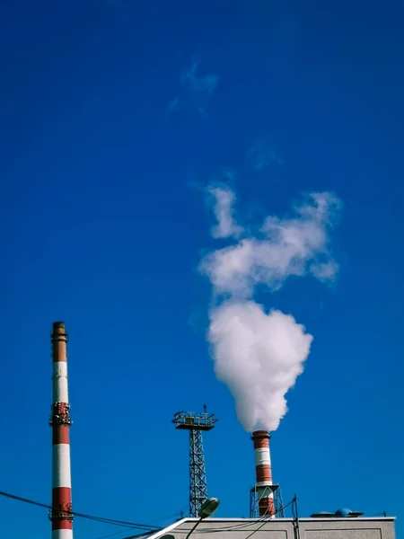 Vertikaler Schuss Rauchpfeife Luftverschmutzungskonzept — Stockfoto