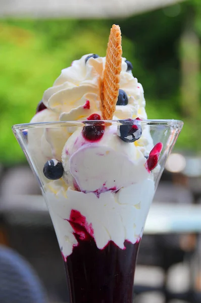 Морозиво Склянці Соломою Білій Чашці — стокове фото