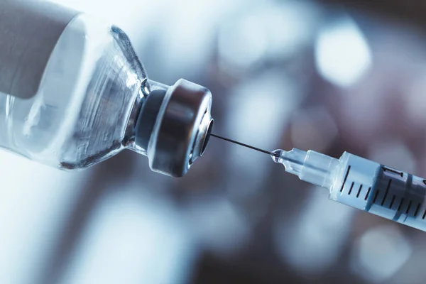 Jeringa Extrae Vacuna Ampolla Coronavirus Cura Gripe Vista Primer Plano — Foto de Stock