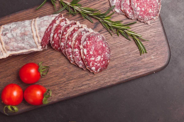 Saucisse Jambon Fumé Tranches Coupées Avec Romarin Tomates Cerises Sur — Photo