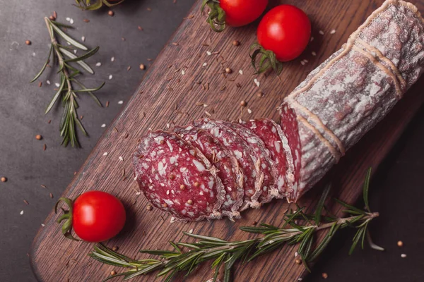 Saucisse Jambon Fumé Tranches Coupées Avec Romarin Tomates Cerises Sur — Photo