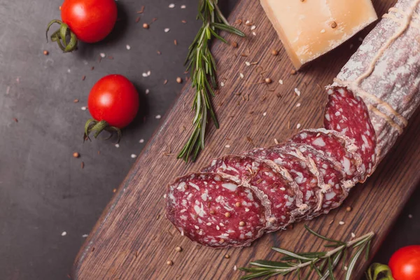 Saucisse Jambon Fumé Tranches Coupées Avec Romarin Tomates Cerises Sur — Photo