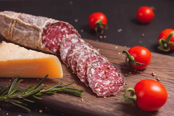 Salsiccia Prosciutto Affumicato Fette Tagliate Con Rosmarino Pomodorini Tavola Legno — Foto Stock