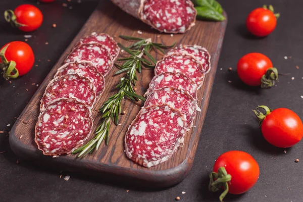 Saucisse Jambon Fumé Tranches Coupées Avec Romarin Tomates Cerises Sur — Photo