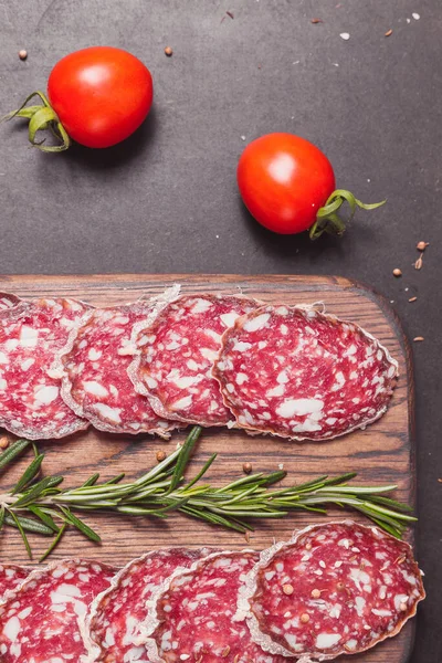 Saucisse Jambon Fumé Tranches Coupées Avec Romarin Tomates Cerises Sur — Photo