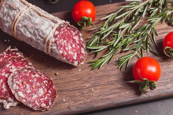 Saucisse Jambon Fumé Tranches Coupées Avec Romarin Tomates Cerises Sur — Photo