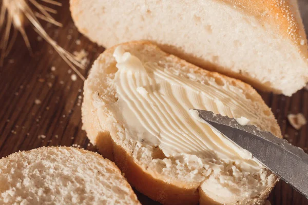 Ciabatta Brot Mit Ähren Butter Auf Brot Streichen — Stockfoto