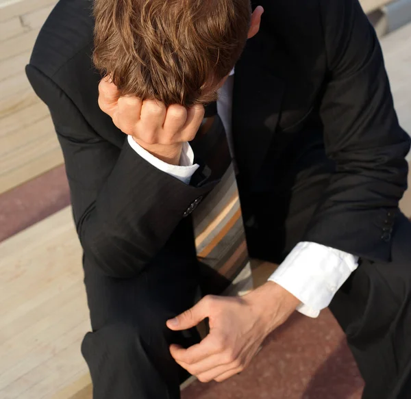 Junger Mann Mit Den Händen Hintergrund Des Büros — Stockfoto