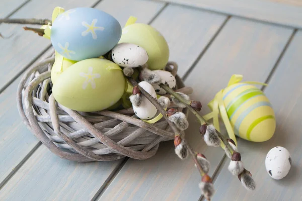 Bunte Ostereier Und Zweige Nest Nahaufnahme — Stockfoto