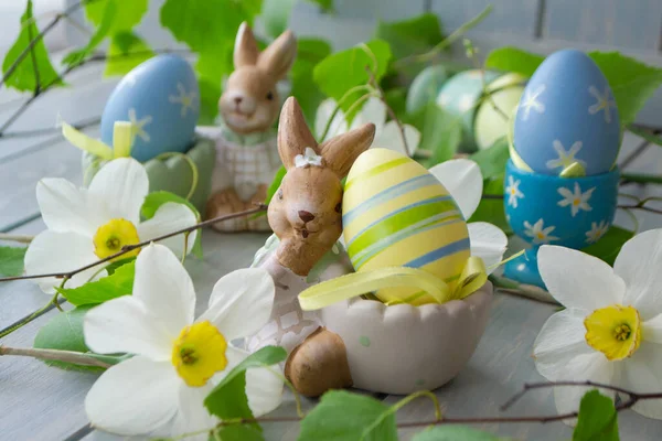 Красочные Пасхальные Яйца Весенние Цветы Праздничном Столе — стоковое фото