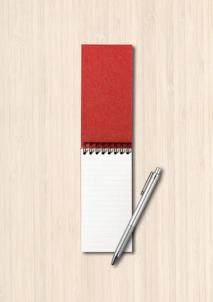 ブランクオープンスパイラルノートとペンモックアップ白い木製の背景に隔離 — ストック写真