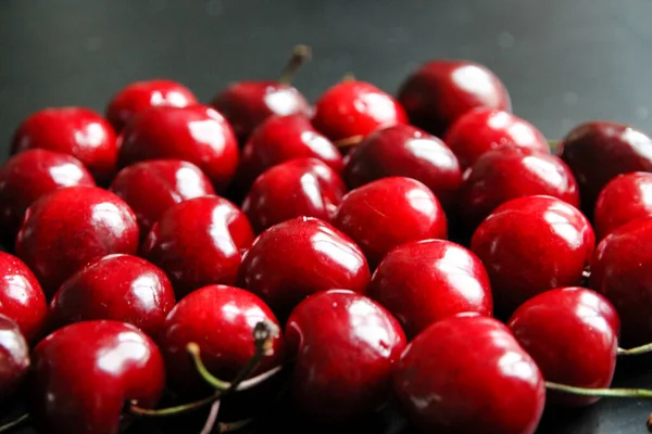 Cerises Rouges Mûres Fraîches Sur Fond Noir — Photo