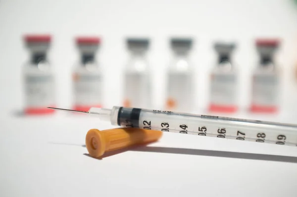 Otäckt Spruta Och Ampuller Med Vaccin Eller Injektionsflaskor Glas Selektivt — Stockfoto