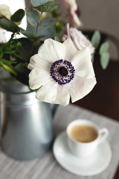 Zarte Anemonenblüten Einer Metallenen Topfvase Mit Einer Tasse Kaffee Auf — Stockfoto