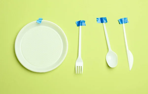 Tenedores Plástico Desechables Cucharas Pegadas Con Cinta Azul Sobre Fondo — Foto de Stock