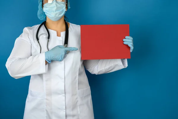 Femme Médecin Dans Une Robe Médicale Blanche Masque Jetable Lunettes — Photo