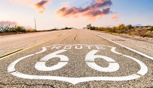 Route Verkeersbord Met Blauwe Lucht Achtergrond Historische Straat Met Niemand — Stockfoto