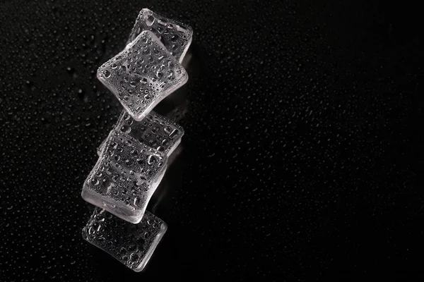 Siyah Arkaplanda Buz Küpleri — Stok fotoğraf