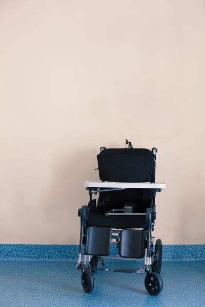 Μαύρη Αναπηρική Καρέκλα Για Άτομα Ειδικές Ανάγκες Που Είναι Σταθμευμένα — Φωτογραφία Αρχείου