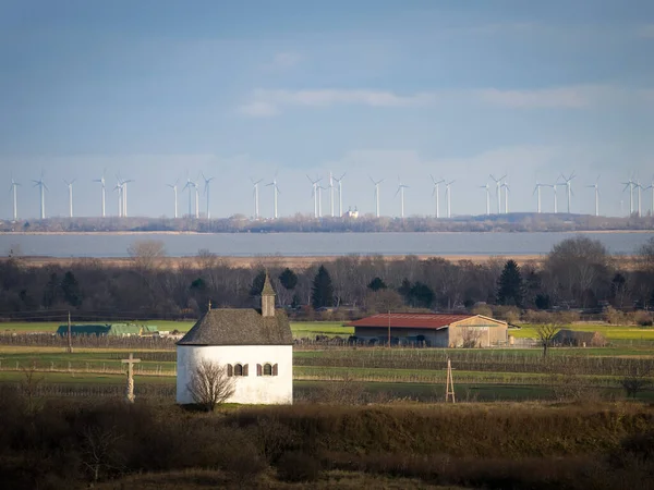 Παρεκκλήσι Στη Λίμνη Neusiedlersee Στο Burgenland Ανεμόμυλους Στην Άλλη Όχθη — Φωτογραφία Αρχείου