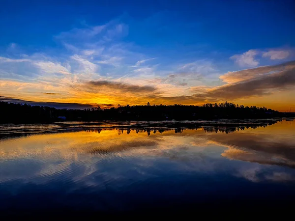 Gölün Üzerinde Güzel Bir Gün Batımı — Stok fotoğraf