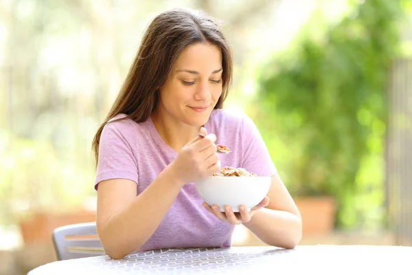 Glückliche Frau Isst Morgens Müsli Und Sitzt Hause Garten — Stockfoto