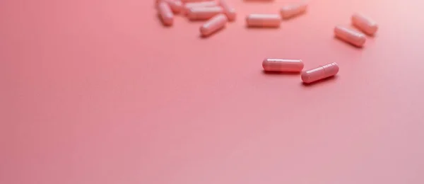 粉红胶囊药丸涂在粉红的背景上 用于健康皮肤 胶原蛋白增强和痤疮治疗的维生素和补充剂 在线药房 药店的横幅 制药业 — 图库照片