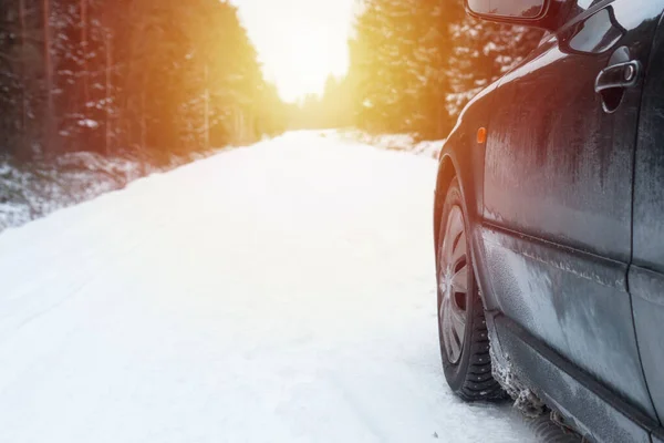Araba Lastiği Yolda Kış Manzarası — Stok fotoğraf