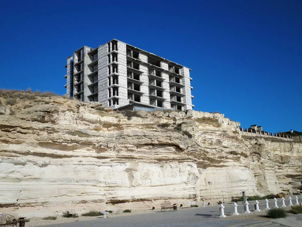 Bau Eines Mehrstöckigen Gebäudes Auf Den Felsen Kasachstan Aktau Stadt — Stockfoto