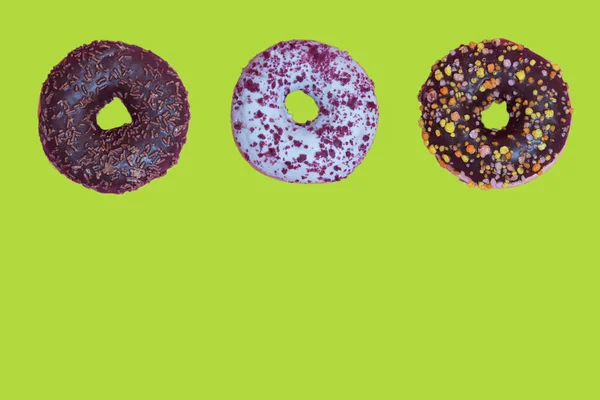 Donuts Com Cobertura Chocolate Sobre Fundo Branco — Fotografia de Stock