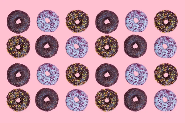 Donuts Coloridos Com Polvilhas Fundo Rosa Vista Superior Deitado Plano — Fotografia de Stock