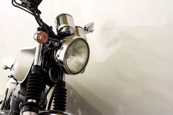 白い背景にバイク用ヘルメットと黒い革 — ストック写真