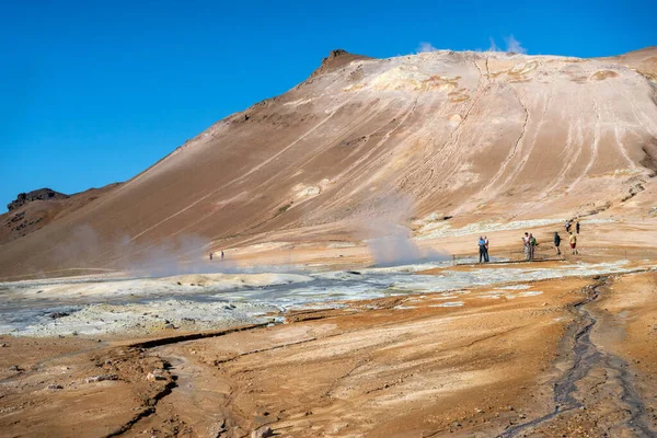 Hverir Ijsland Juli 2017 Bezoekers Bewonderen Stomende Vulkanische Poelen Hverir — Stockfoto