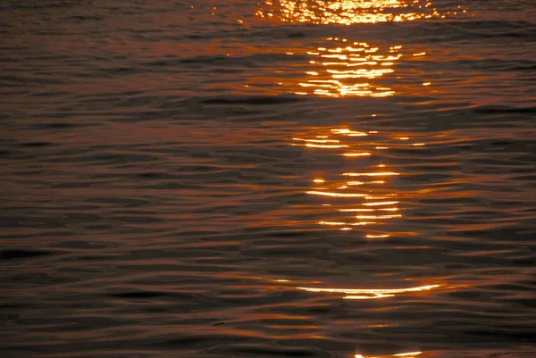 Wasser Meeresoberfläche Leicht Gewellt Einem Wunderschönen Goldenen Sonnenuntergang Der Adria — Stockfoto