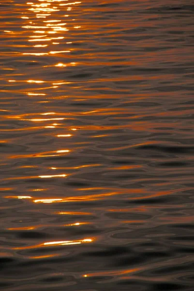 Eau Surface Océan Légèrement Ondulée Dans Magnifique Coucher Soleil Doré — Photo