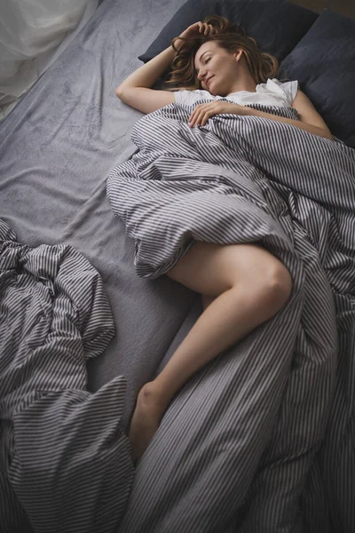 Досить Молода Жінка Спить Ліжку Пізно Вранці Вихідних Компенсує Відсутність — стокове фото