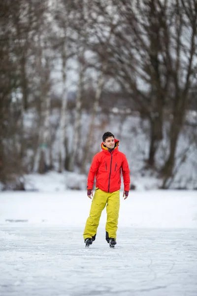 Jovem Patinando Gelo Livre Uma Lagoa Dia Gelado Inverno — Fotografia de Stock