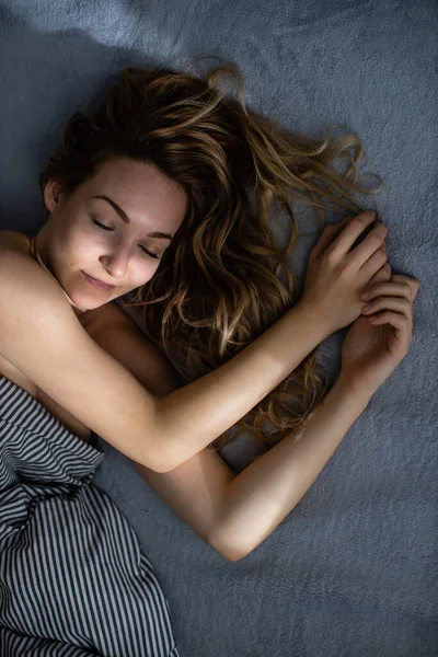 Mujer Joven Bonita Que Duerme Cama Por Mañana Fin Semana — Foto de Stock