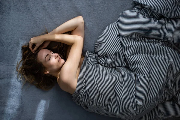 Mulher Bonita Jovem Dormindo Sua Cama Final Manhã Fim Semana — Fotografia de Stock