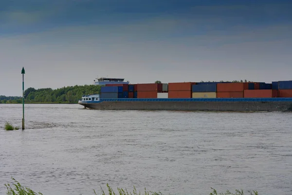Logisztika Import Export Konténerszállító Hajó Hátterében Rheinufer Kék Égbolttal Teherforgalommal — Stock Fotó